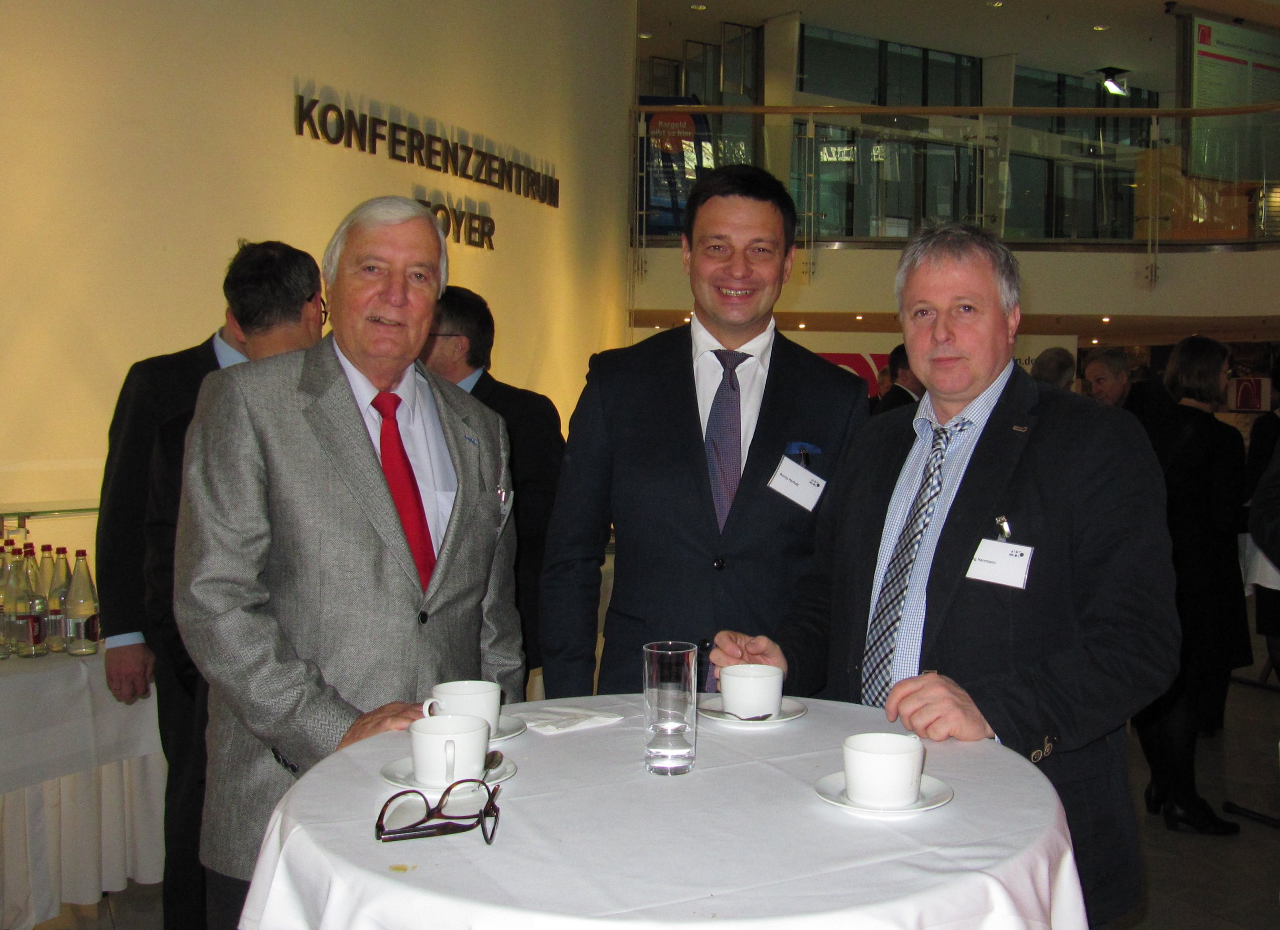 Präsident Jörg Herrmann im Gespräch mit AHO-Geschäftsführer RA Ronny Herholz und Prof. Dr. -Ing. Udo Mei?ner, Präsident IK Hessen