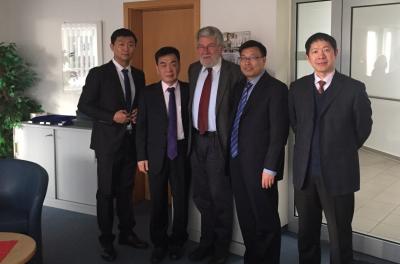 Regierungsdelegation aus der chinesischen Provinz Yichuan mit Dr. Rainer Berger, Geschäftsführer Entwicklung und Netzwerke der IK ST (Bildmitte)
